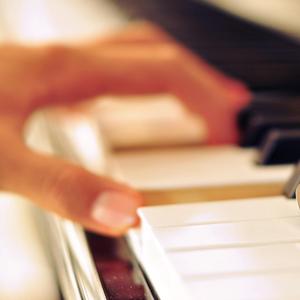 三个老屄撅着肥白的大屁股小说
