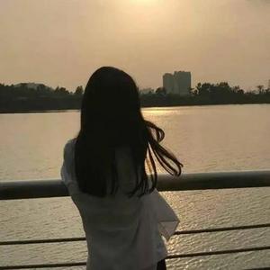 三个老屄撅着肥白的大屁股小说
